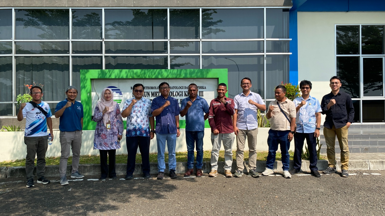 KUNJUNGAN BIG & DELEGASI TIMOR LESTE Pengenalan Peralatan Geospasial Ina-CORS yang berada di BMKG Stamet Kertajati